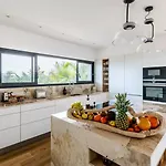 Contemporary With Hillside Views קרקראן