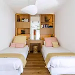 度假居 Contemporary With Hillside Views *