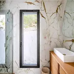 Contemporary With Hillside Views 度假居 *