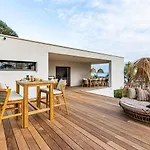 度假居 Contemporary With Hillside Views *