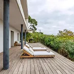 度假居 Contemporary With Hillside Views