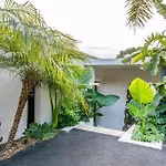 Contemporary With Hillside Views 度假居 *