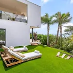 Contemporary With Hillside Views * קרקראן