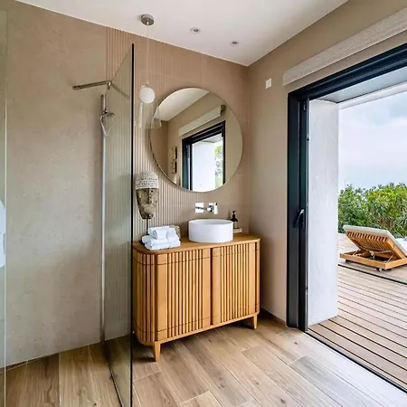 Contemporary With Hillside Views בית נופש