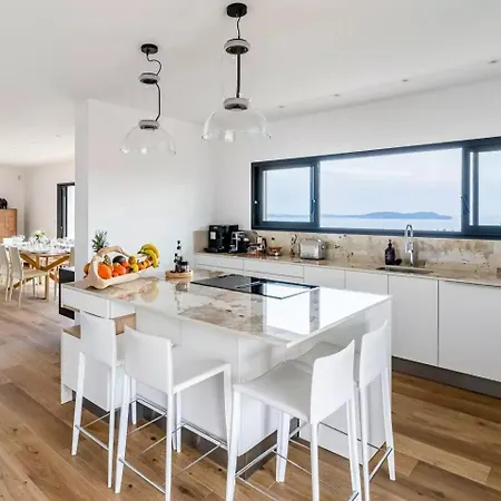 Nyaraló Contemporary With Hillside Views Carqueiranne