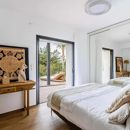 Nyaraló Contemporary With Hillside Views *