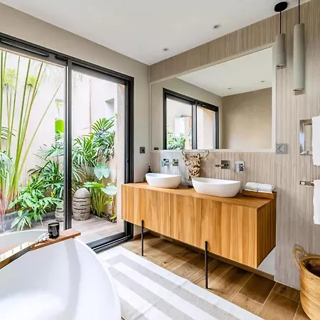 Nyaraló Contemporary With Hillside Views