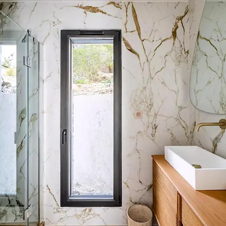 Contemporary With Hillside Views Nyaraló *