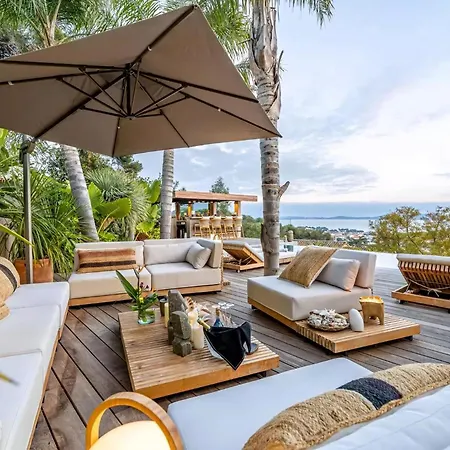 Nyaraló Contemporary With Hillside Views