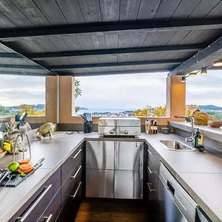 Contemporary With Hillside Views Nyaraló *