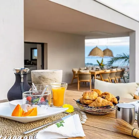 Nyaraló Contemporary With Hillside Views