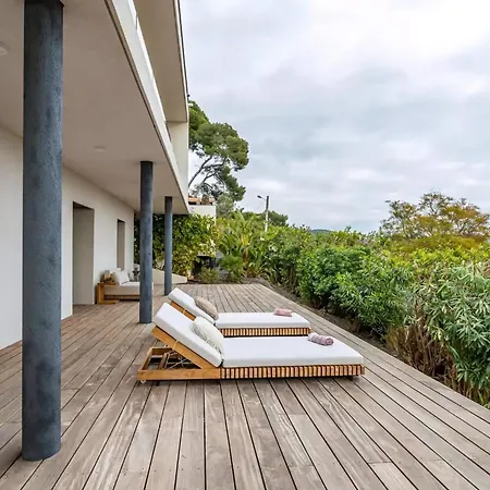 Nyaraló Contemporary With Hillside Views