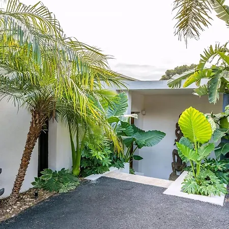 Contemporary With Hillside Views Nyaraló *