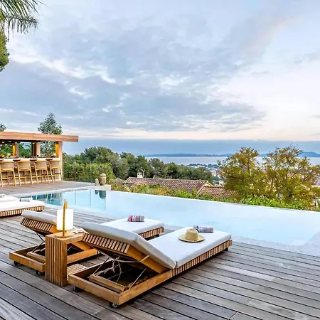 Contemporary With Hillside Views Ferienhaus Carqueiranne