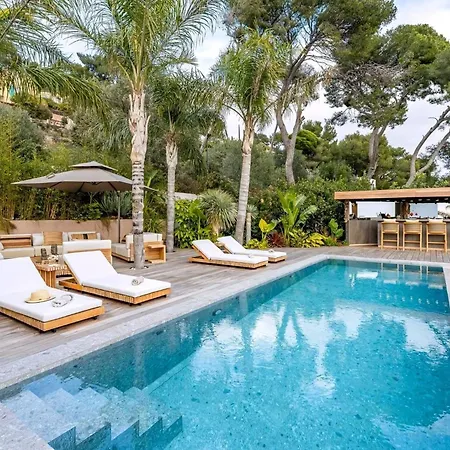 Dom wakacyjny Contemporary With Hillside Views