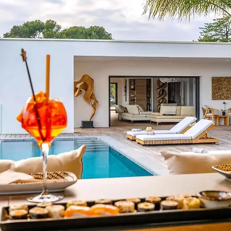 Contemporary With Hillside Views Ferienhaus Carqueiranne