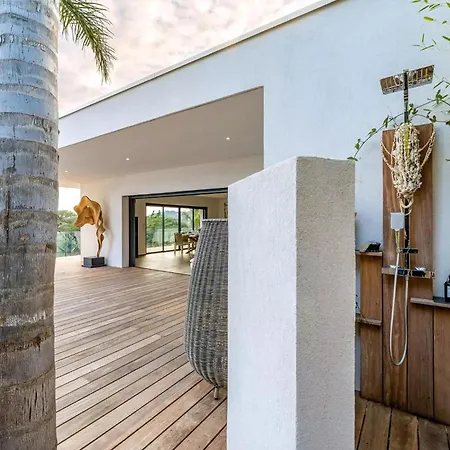 Dom wakacyjny Contemporary With Hillside Views