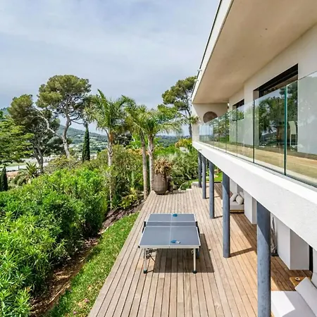 Dom wakacyjny Contemporary With Hillside Views Carqueiranne