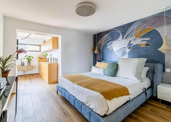 Contemporary With Hillside Views Holiday home Carqueiranne