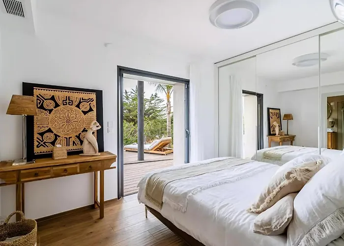 Holiday home Contemporary With Hillside Views *